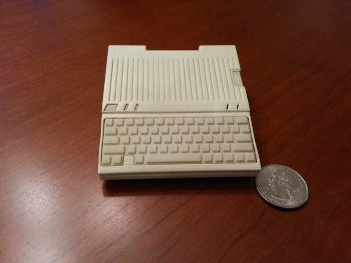 ↑ 동전 크기만 한 Apple IIc 모형